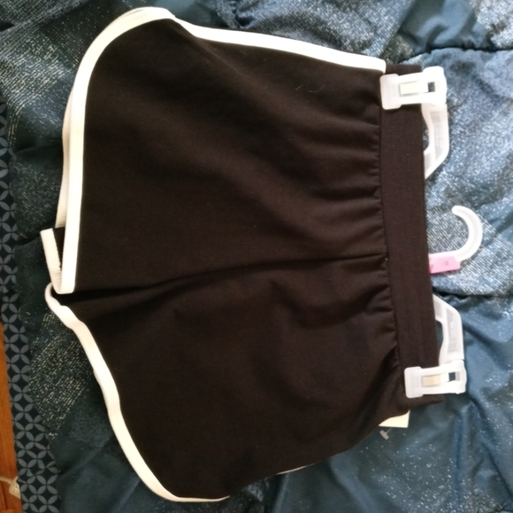 Black and white shorts - Picture 1 of 1